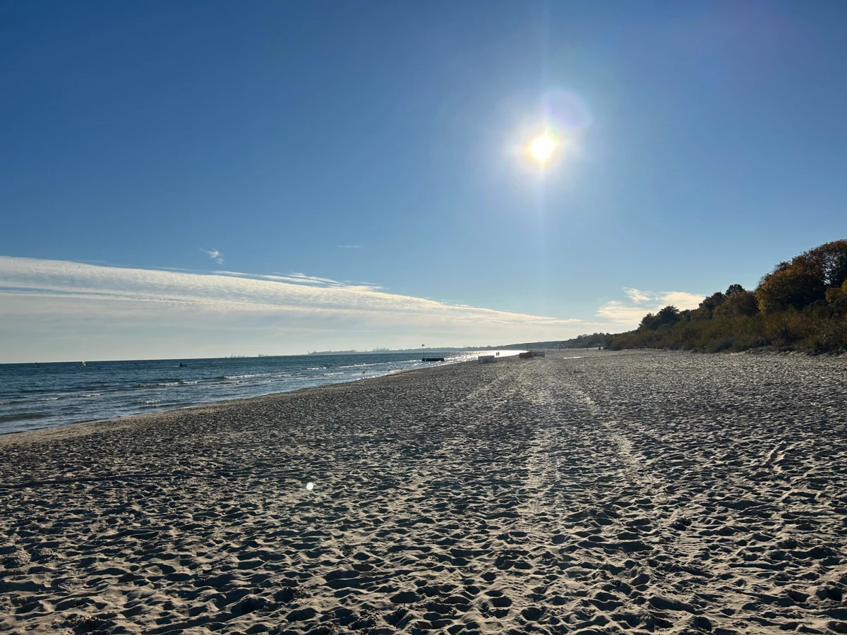Urząd Morski w Gdyni informuje o rozpoczęciu mobilizacji sprzętu do sztucznego zasilenia sopockiej plaży. Prace obejmą poszerzenie 700-metrowego odcinka wybrzeża o kilkanaście metrów, a ich koszt oszacowano na około 2 mln złotych.