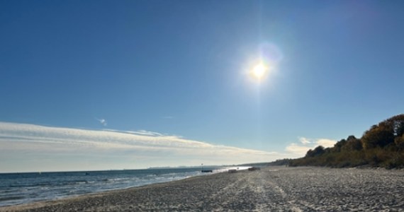 Urząd Morski w Gdyni informuje o rozpoczęciu mobilizacji sprzętu do sztucznego zasilenia sopockiej plaży. Prace obejmą poszerzenie 700-metrowego odcinka wybrzeża o kilkanaście metrów, a ich koszt oszacowano na około 2 mln złotych.