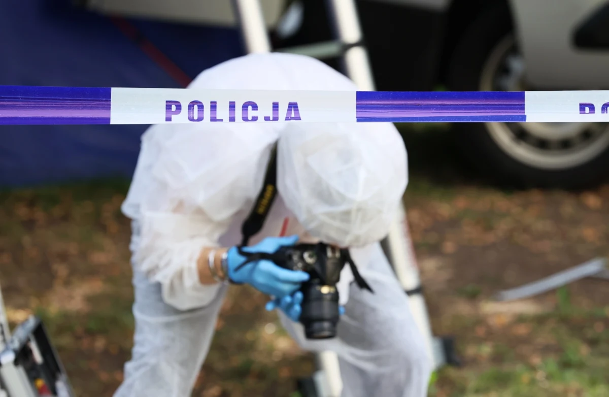 49-latek ugodził nożem siedzącego na osiedlowym murku innego mężczyznę, a następnie uciekł do swojego mieszkania. Do zdarzenia doszło we Wrocławiu. Jeden z policjantów dostał się do mieszkania, wchodząc przez okno. Sprawca został zatrzymany. Grozi mu długa odsiadka w więzieniu. 