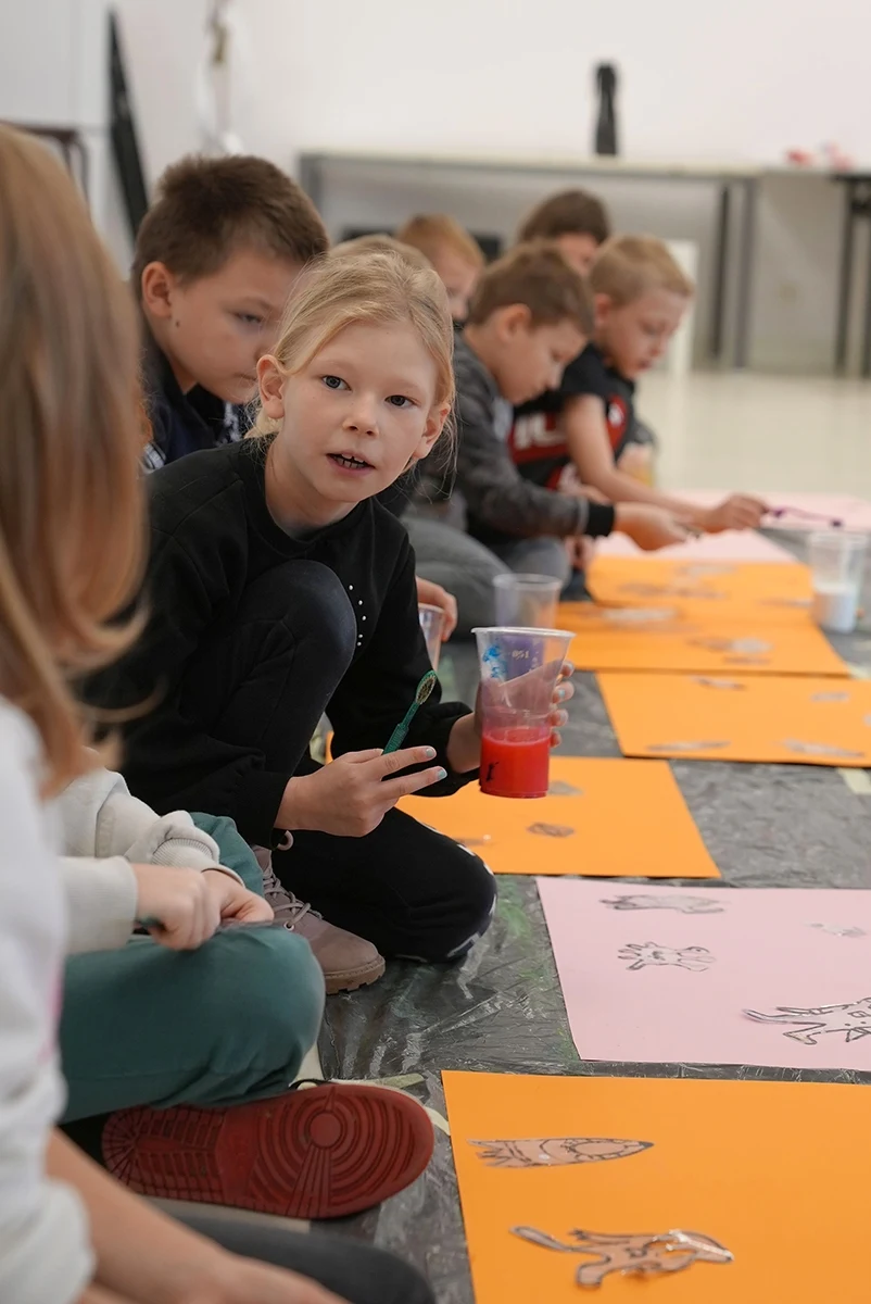 Łódzkie otwiera swoje serce i drzwi dla dzieci dotkniętych niedawną powodzią. Ponad 70 uczniów ze szkoły podstawowej w Jeleniej Górze od niedzieli (13 października) ma szansę na chwilę oddechu od trudności, jakie przyniosła wielka woda. To możliwe dzięki inicjatywie "zielonej szkoły" zorganizowanej w województwie łódzkim.