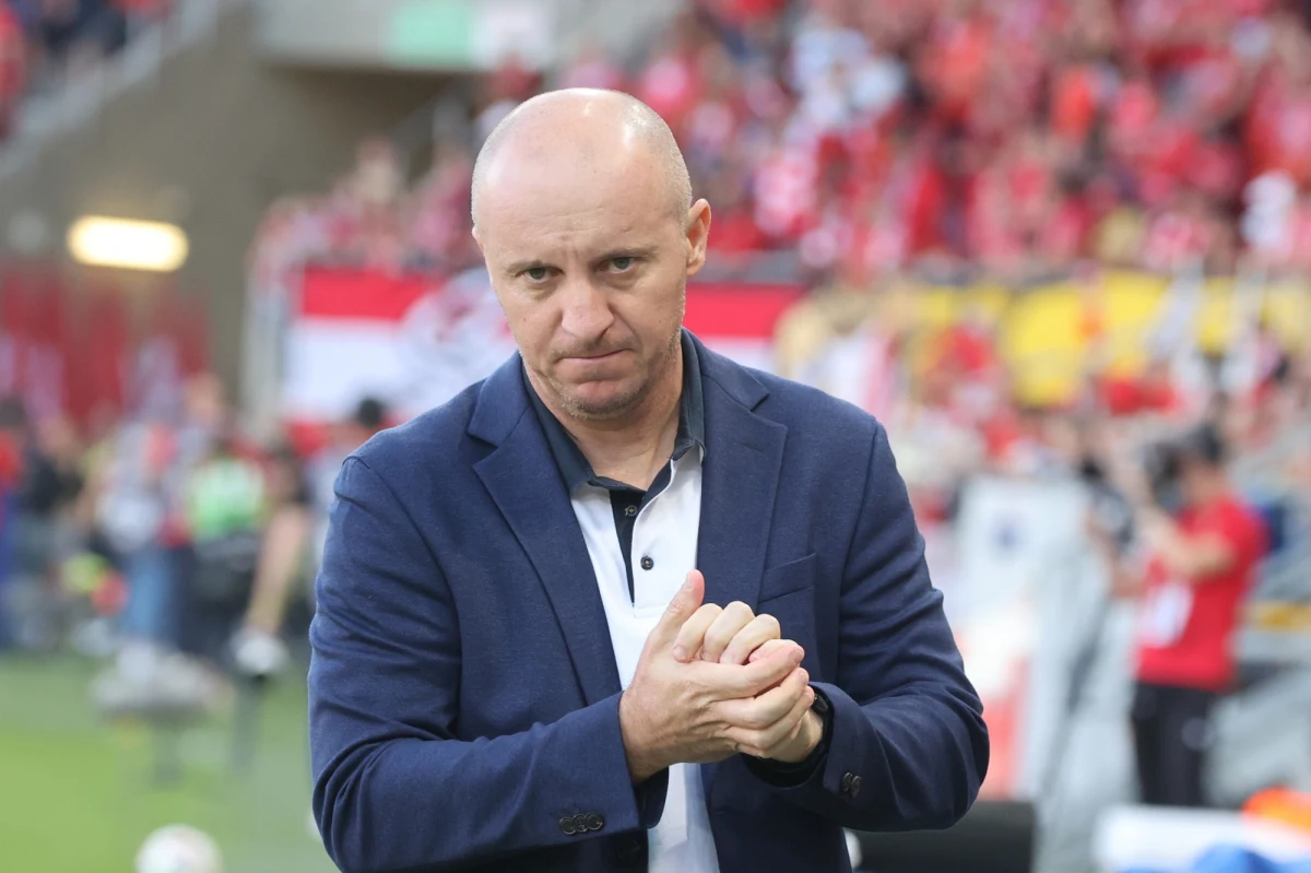 Po reprezentacyjnej przewie wraca piłkarska Ekstraklasa. 12. kolejkę spotkań otworzy mecz w Kielcach. Korona podejmie Piasta Gliwice. Zespół z Górnego Śląska ma za sobą serię 3 porażek z rzędu i wydawałoby się, że przerwa na reprezentację, którą można wykorzystać na spokojną pracę z zawodnikami to w takim momencie dobra sytuacja. Innego zdania jest jednak trener Piasta. "Tym razem trochę żałowałem, że jest ta przerwa. Po pierwsze dlatego, że przegraliśmy mecz, na który chciałoby się jak najszybciej zareagować. Widziałem, że moja drużyna jest w dobrej dyspozycji i nie do końca potrzebowaliśmy tej przerwy" - przyznał Aleksandra Vuković, z którym o sentymentalnym powrocie do Kielc, młodych i starych trenerach, a także o grze Jagielloni i Legi rozmawiał Wojciech Marczyk z redakcji sportowej RMF FM. 