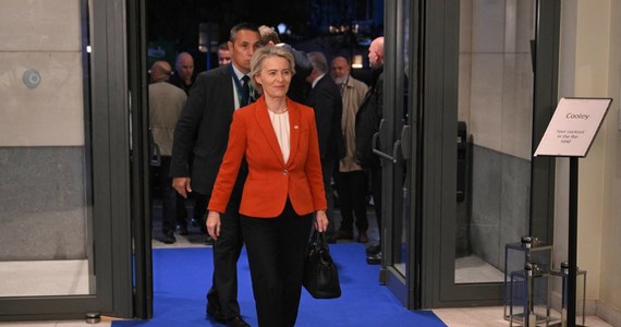 Szefowa Komisji Europejskiej Ursula von der Leyen popiera polską decyzję w sprawie zawieszenia czasowego i terytorialnego prawa do azylu. "Można czasowo i odpowiednio zawiesić system azylowy, aby odpowiedzieć na hybrydowy atak" - powiedziała podczas dyskusji za zamkniętymi drzwiami.