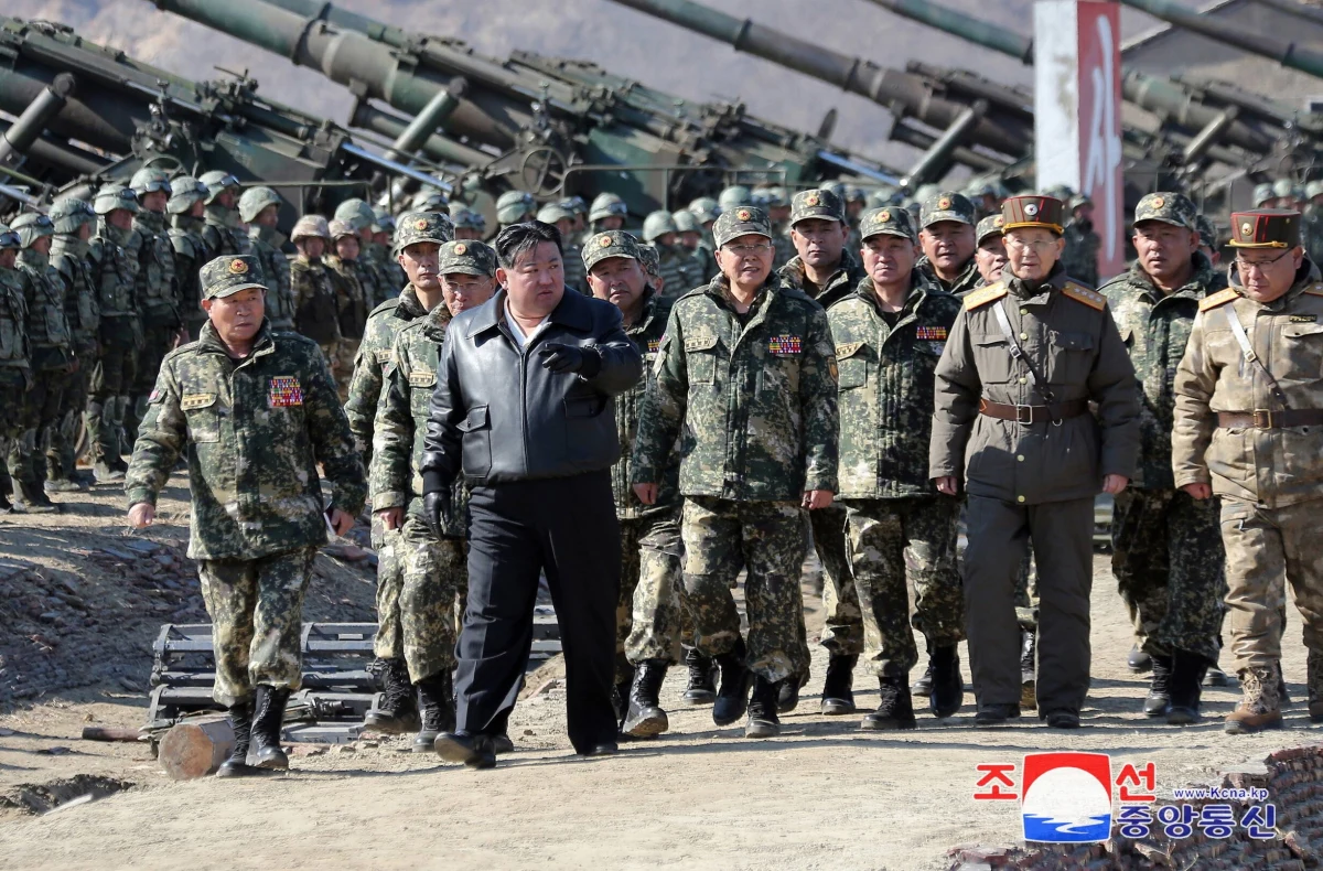 Tysiące żołnierzy z Korei Północnej przygotowuje się do wojny po stronie Rosji - powiedział prezydent Ukrainy Wołodymyr Zełenski. Jego zdaniem grupa północnokoreańskich oficerów jest już na ukraińskich terenach okupowanych przez wojska rosyjskie.