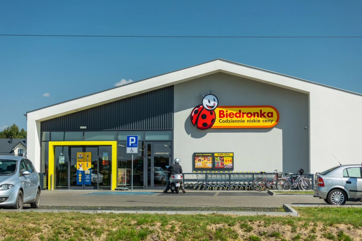 Sąd zgodził się z UOKiK ws. właściciela sieci Biedronka i nałożył na niego karę w wysokości 506 mln zł. Według urzędu spółka zarabiała kosztem dostawców produktów spożywczych. Biedronka zapewnia jednak, że relacje z dostawcami są uczciwe.