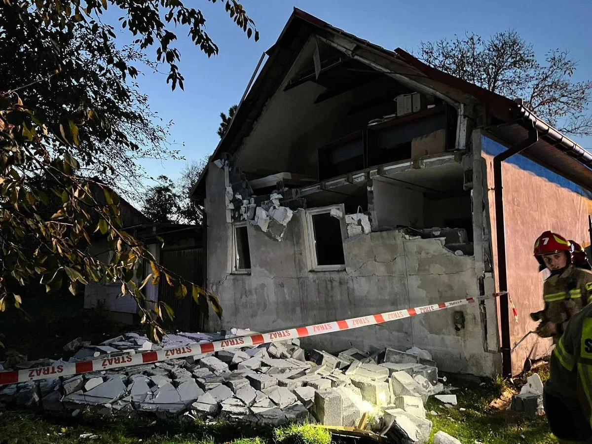 Mężczyzna w wieku ok. 90 lat trafił do szpitala po wybuchu w Ratajowie w powiecie krakowskim. Informację o tym zdarzeniu dostaliśmy na Gorącą Linię RMF FM. 