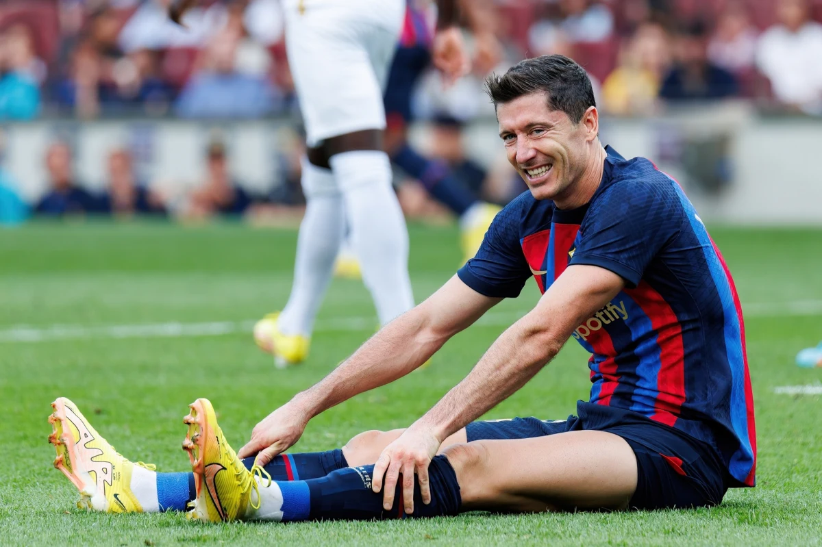 FC Barcelona potwierdziła doniesienia, że padła ofiarą oszusta, który chciał wyłudzić milion euro przy transferze Roberta Lewandowskiego do katalońskiego klubu.