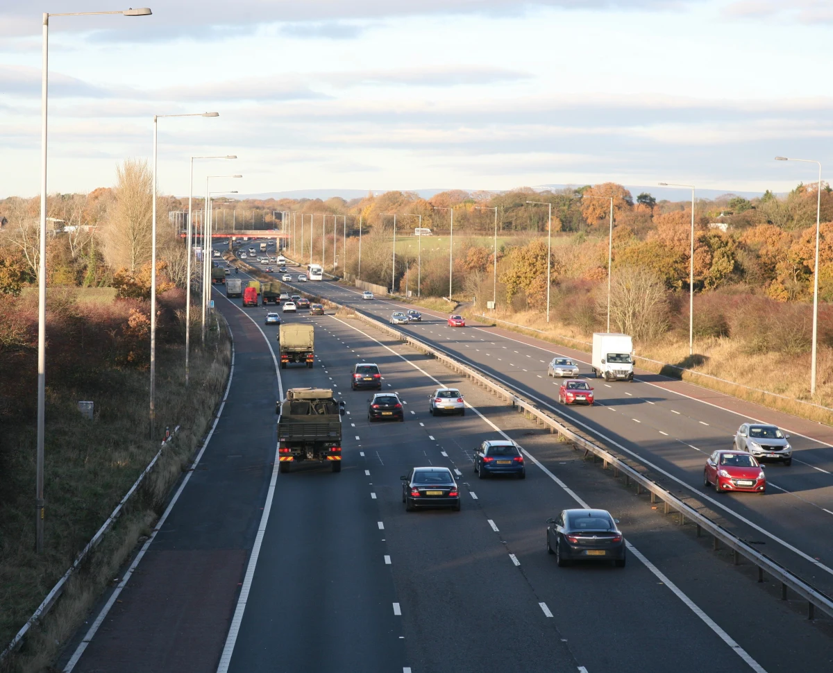 Pięć osób zginęło, a jedna jest w stanie krytycznym po wypadku drogowym, do jakiego doszło na autostradzie w północnej Anglii. Wśród ofiar jest mieszkający w Szkocji Polak i członkowie jego rodziny. Jak podała lokalna policja i brytyjskie media, sprawcą miał być kierowca jadący pod prąd.