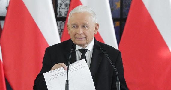 Prawo i Sprawiedliwość rusza ze zbiórką podpisów pod wnioskiem o referendum ws. unijnego paktu migracyjnego. W piątek w Sejmie poinformował o tym prezes partii Jarosław Kaczyński. Ewentualny podpis pod wnioskiem premiera Donalda Tuska Kaczyński określił jako "test prawdziwych intencji" szefa rządu.