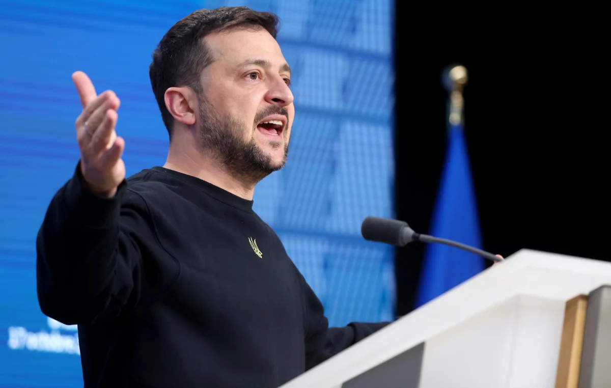 Prezydent Ukrainy Wołodymyr Zełenski w wywiadzie dla brytyjskiego dziennika "Financial Times" stwierdził, że "jedynym sposobem" na przetrwanie rosyjskiej inwazji jest dla Ukrainy formalne zaproszenie do członkostwa w NATO. Ukraiński przywódca wezwał ponadto zachodnich sojuszników do poparcia jego planu zakończenia wojny.