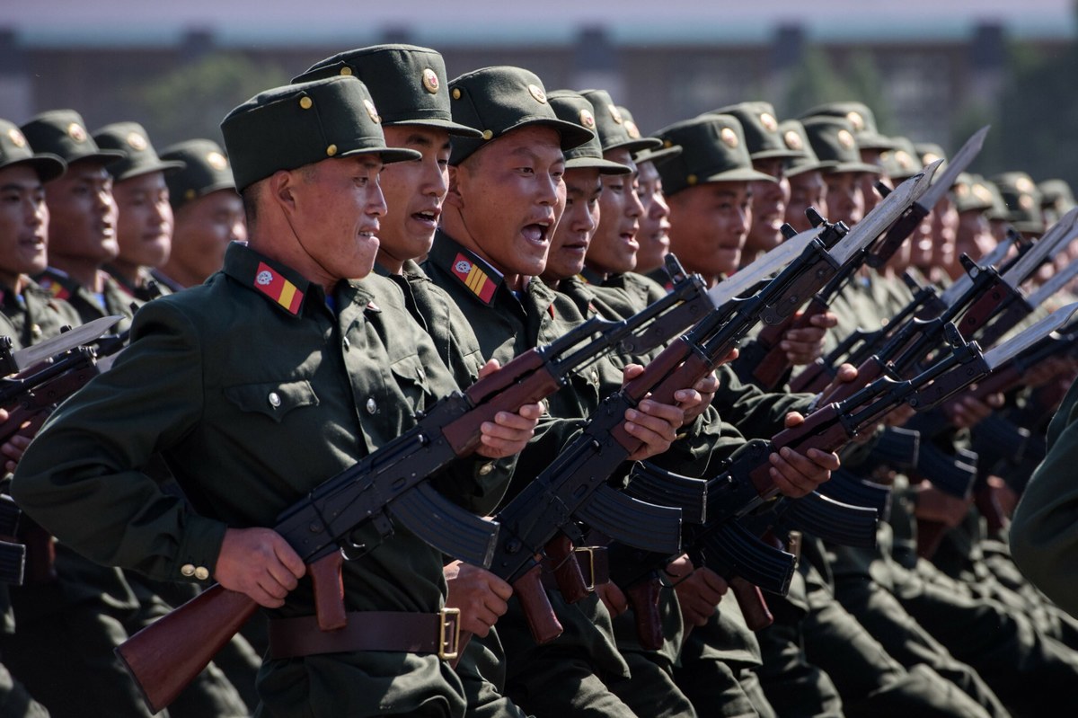 O tym, że Korea Północna wspiera Rosję w wojnie z Ukrainą, wiadomo od dawna. Pjongjang dotychczas ograniczał się do przekazywania Moskwie uzbrojenia, m.in. pocisków balistycznych. Teraz, jak poinformował południowokoreański wywiad, reżim Kim Dzong Una poszedł o krok dalej - podjął decyzję o wysłaniu 12 tys. żołnierzy do walki z Ukrainą.