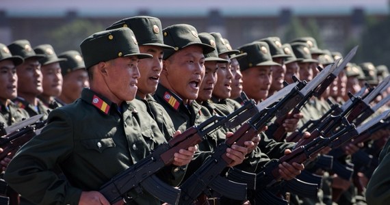 O tym, że Korea Północna wspiera Rosję w wojnie z Ukrainą, wiadomo od dawna. Pjongjang dotychczas ograniczał się do przekazywania Moskwie uzbrojenia, m.in. pocisków balistycznych. Teraz, jak poinformował południowokoreański wywiad, reżim Kim Dzong Una poszedł o krok dalej - podjął decyzję o wysłaniu 12 tys. żołnierzy do walki z Ukrainą.