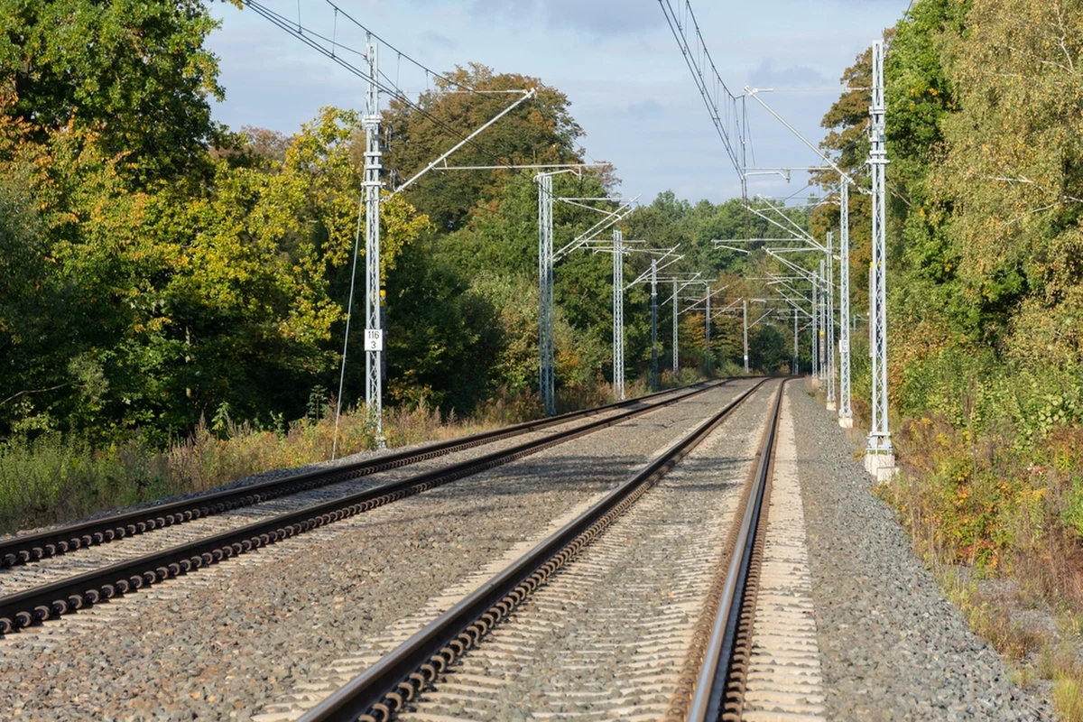 800 mln zł - tyle szacunkowo pochłonie modernizacja linii kolejowej na trasie Skarżysko-Kamienna - Tumlin (woj. świętokrzyskie). Projekt zakłada przebudowę stacji, przystanków i wymianę 62 km torów. Prace mają zakończyć się do końca 2028 roku. 