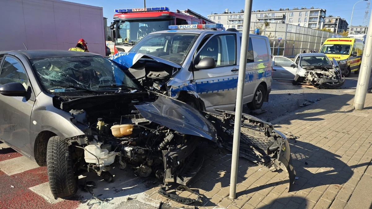 W piątek w warszawskiej dzielnicy Włochy doszło do wypadku z udziałem trzech aut, w tym radiowozu. Dwie osobówki i oznakowany policyjny volkswagen zderzyły się na skrzyżowaniu ulicy Ryżowej i al. 4 Czerwca 1989 r. Policjanci jechali na sygnale, a kierujący funkcjonariusz był trzeźwy.