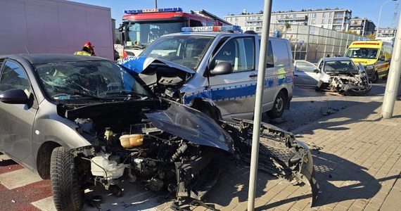 W piątek w warszawskiej dzielnicy Włochy doszło do wypadku z udziałem trzech aut, w tym radiowozu. Dwie osobówki i oznakowany policyjny volkswagen zderzyły się na skrzyżowaniu ulicy Ryżowej i al. 4 Czerwca 1989 r. Policjanci jechali na sygnale, a kierujący funkcjonariusz był trzeźwy.