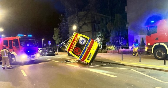 W nocy z czwartku na piątek w Warszawie doszło do groźnego wypadku z udziałem ambulansu. W tył pojazdu wjechała taksówka. Siła uderzenia była tak duża, że karetka przewróciła się na bok.