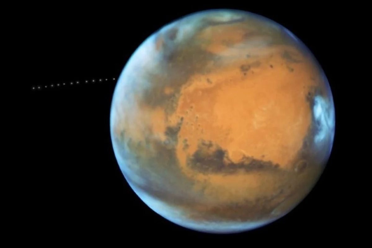 Poszukiwanie śladów życia na Marsie prowadzimy nie tam, gdzie powinniśmy - piszą na łamach czasopisma "Communications Earth & Environment" amerykańscy naukowcy. Ich zdaniem życie mogłoby tam przetrwać raczej pod lodem niż na skalistej powierzchni. Wszystko z powodu promieniowania, przed którym nie chroni powierzchni Czerwonej Planety ani pole magnetyczne, ani cienka atmosfera.