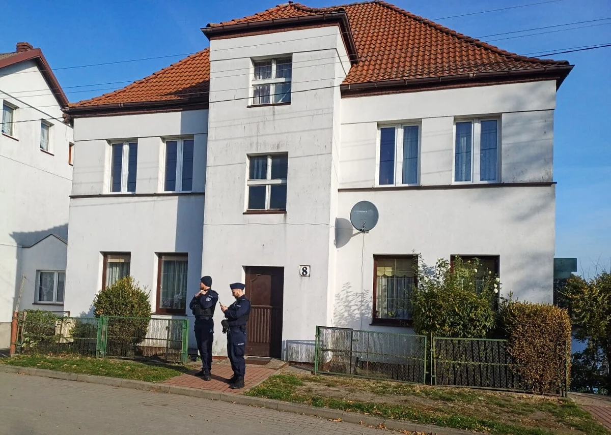 Ciała dwóch zamordowanych kobiet odnaleziono w jednym z budynków w Lipianach (woj. zachodniopomorskie). Obie zginęły od ciosów w głowę. Policja zatrzymała w nocy mężczyznę podejrzewanego o zabójstwo - informuje reporterka RMF FM Aneta Łuczkowska. Siekiery, którą najprawdopodobniej zamordowano kobiety, jeszcze nie odnaleziono. 