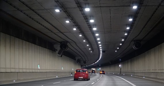 Z soboty na niedzielę odbędą się obowiązkowe ćwiczenia służb w tunelu Południowej Obwodnicy Warszawy, w ciągu drogi ekspresowej S2. Oznacza to utrudnienia dla kierowców, ale na szczęście ich szczyt przypadnie na późne godziny nocne. 