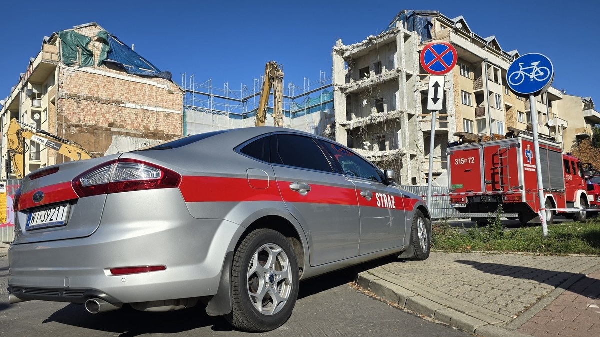Przy ul. Sotta "Sokoła" w Warszawie pękła ściana bloku. Ewakuowano mieszkańców trzech klatek i przedszkola, łącznie 33 osoby. Na miejsce wezwano nadzór budowlany.
