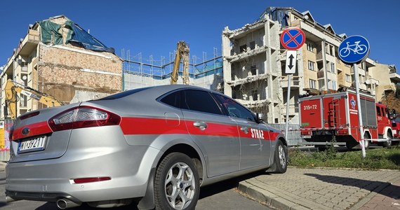 Przy ul. Sotta "Sokoła" w Warszawie pękła ściana bloku. Ewakuowano mieszkańców trzech klatek i przedszkola, łącznie 33 osoby. Na miejsce wezwano nadzór budowlany.