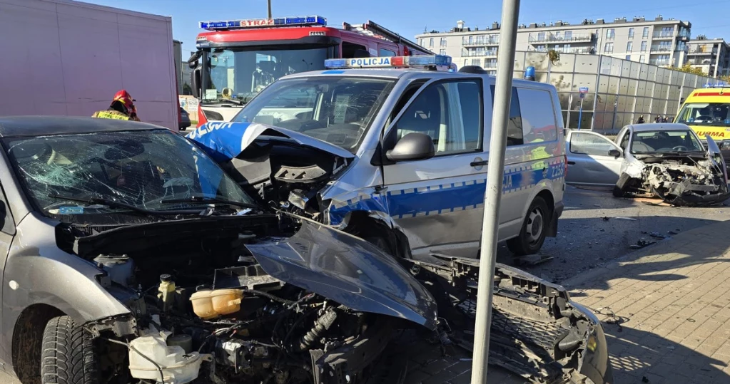 Groźny wypadek na warszawskich Włochach. Zderzyły się trzy pojazdy