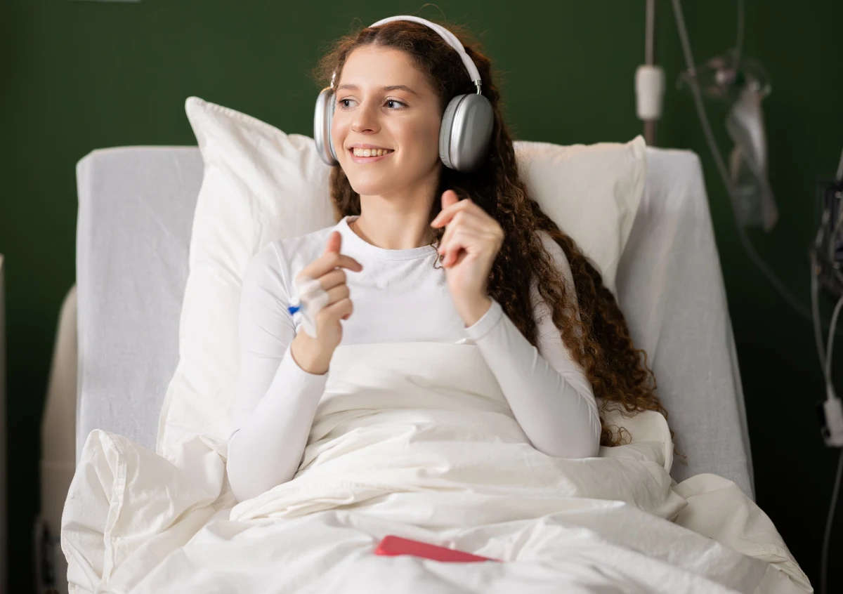 Słuchanie muzyki może przyspieszyć powrót do zdrowia po operacji - pokazuje przeglądowa praca naukowców z California Northstate University College of Medicine w Elk Grove, zaprezentowana podczas kongresu American College of Surgeons w San Francisco. Analiza wyników 35 prac naukowych pokazuje, że słuchanie muzyki może pomóc pacjentom w powrocie do zdrowia po operacji przez obniżenie tętna, zmniejszenie poziomu lęku, obniżenie poziomu bólu i w związku z tym dawki koniecznych leków przeciwbólowych. Autorzy podkreślają, że nie ma dowodów, by jakiś rodzaj muzyki był pod tym względem lepszy od innych, ważne jest, co komu pasuje.