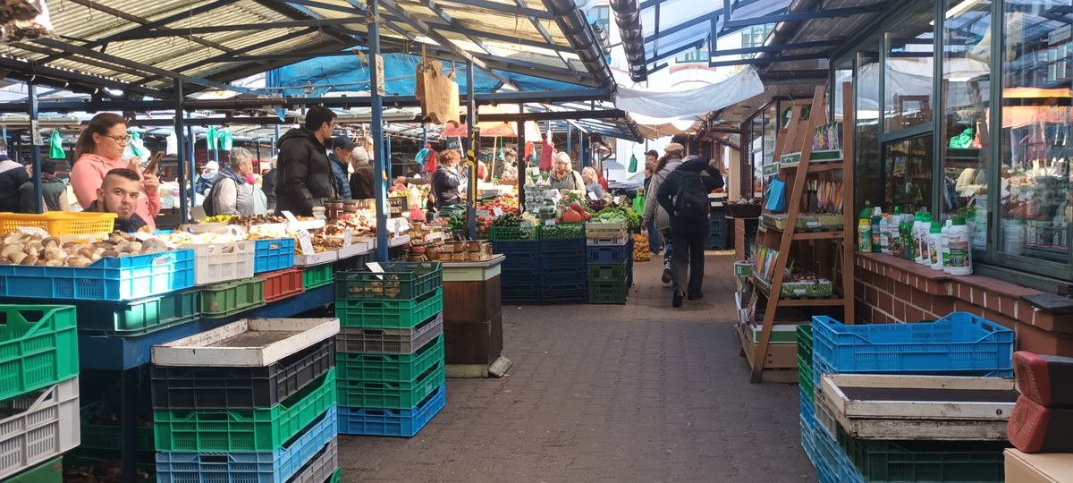 Stary Kleparz, czyli najstarsze nieprzerwanie działające targowisko w Krakowie, ma zostać wyremontowane. Ogłoszono przetarg na budowę nowego zadaszenia i zagospodarowanie terenu placu targowego - poinformował Zarząd Inwestycji Miejskich. Powstaną nowe instalacje elektryczne i słaboprądowe, które zasilą stanowiska handlowe, monitoring wizyjny, nagłośnienie, Wi-Fi, a w nowym zadaszeniu znajdą się specjalne otwory na rosnące drzewa.