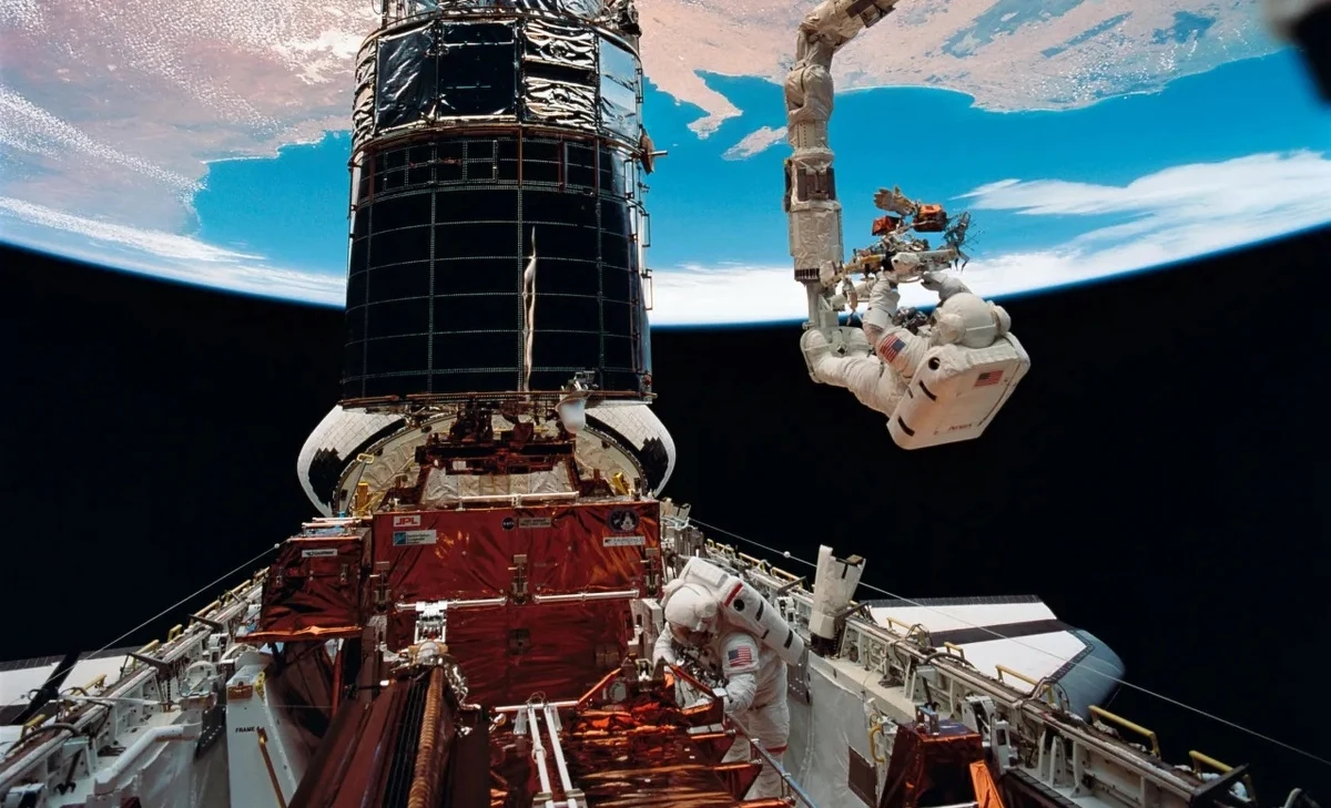 "Każdy lot kosmiczny to doświadczenie zmieniające życie, ale spacer kosmiczny jest czymś wyjątkowym. Kiedy wychodzisz na zewnątrz i zdajesz sobie sprawę, że pięć centymetrów przed twoim nosem jest próżnia kosmiczna, to doświadczenie bycia w Kosmosie jest o wiele bardziej intensywne" - mówi RMF FM Jeffrey Hoffman, astrofizyk, były astronauta NASA. Jak podkreśla, "warto polecieć w Kosmos, by przekonać się, że Ziemia jest naprawdę okrągła". "Oczywiście wszyscy to wiemy, ale nie traktujemy Ziemi, jakby była okrągła, ponieważ bycie okrągłym oznacza, że jest skończona. Ziemia jest skończonym zamkniętym systemem, tak, jak statek kosmiczny. Jeśli zepsujemy nasz statek kosmiczny, umrzemy. Jeśli ludzkość zepsuje planetę Ziemię, umrzemy" - przekonuje w rozmowie z Grzegorzem Jasińskim Hoffman.