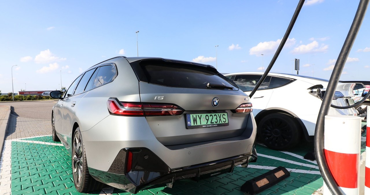 Rośnie liczba samochodów elektrycznych w Polsce. Infrastruktura nie nadąża