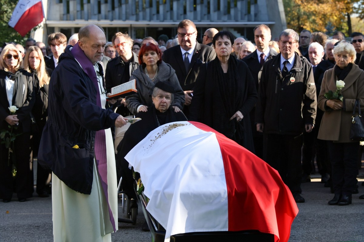 Na Powązkach Wojskowych w Warszawie pochowano Leszka Moczulskiego, działacza opozycji antykomunistycznej, twórcę Konfederacji Polski Niepodległej i publicystę. Zmarł 10 października w wieku 94 lat. 