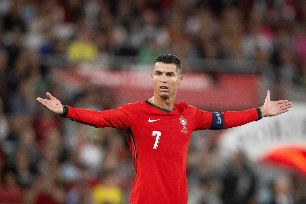 Cristiano Ronaldo, kapitan piłkarskiej reprezentacji Portugalii, jest najlepiej zarabiającym piłkarzem świata - wynika z najnowszego rankingu magazynu finansowego "Forbes". Dzięki grze w piłkę nożną 39-letni sportowiec inkasuje rocznie 263 mln euro.