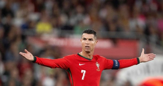 Cristiano Ronaldo, kapitan piłkarskiej reprezentacji Portugalii, jest najlepiej zarabiającym piłkarzem świata - wynika z najnowszego rankingu magazynu finansowego "Forbes". Dzięki grze w piłkę nożną 39-letni sportowiec inkasuje rocznie 263 mln euro.