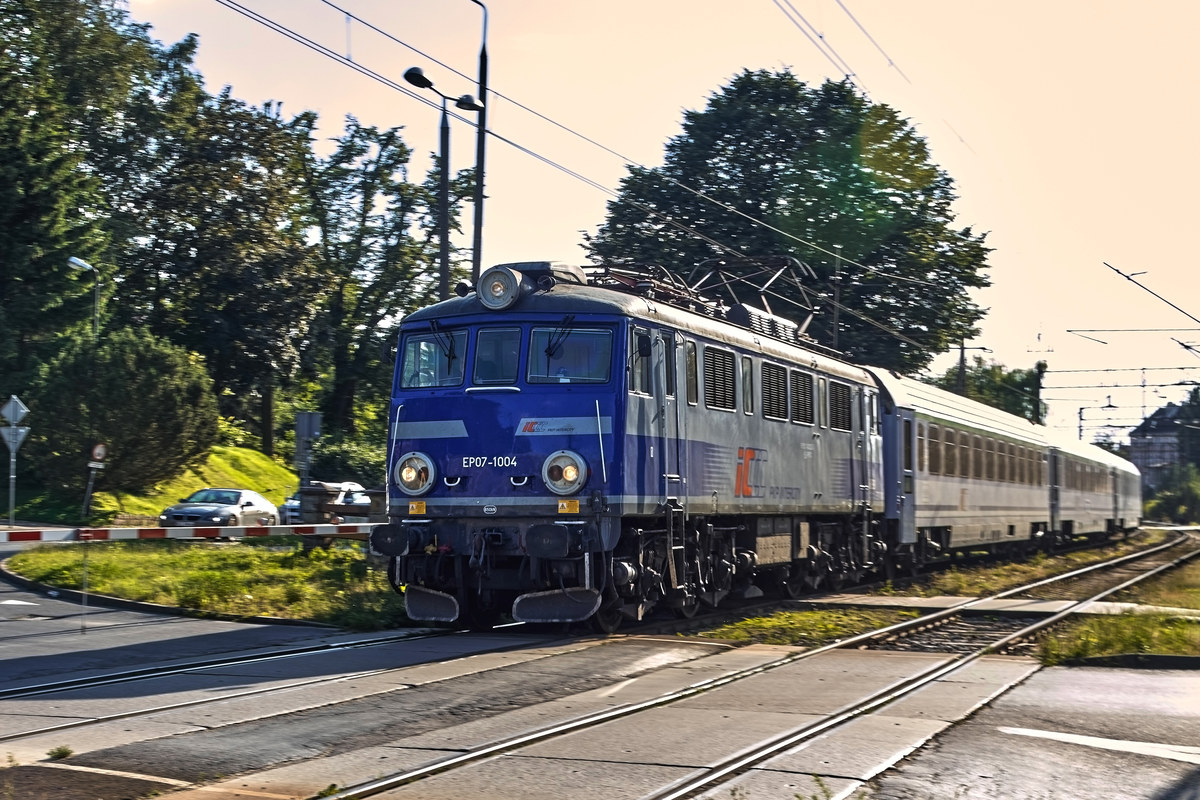 W najbliższy weekend mieszkańcy Łodzi muszą przygotować się na znaczące zmiany w komunikacji miejskiej i ruchu drogowym. W związku z planowanym drugim etapem remontu przejazdu kolejowego na ulicy Gajcego, od piątkowego wieczoru (18 października) do późnego wieczoru w poniedziałek (21 października) nie będzie można przejechać przez tory.