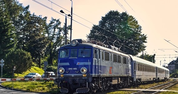 W najbliższy weekend mieszkańcy Łodzi muszą przygotować się na znaczące zmiany w komunikacji miejskiej i ruchu drogowym. W związku z planowanym drugim etapem remontu przejazdu kolejowego na ulicy Gajcego, od piątkowego wieczoru (18 października) do późnego wieczoru w poniedziałek (21 października) nie będzie można przejechać przez tory.