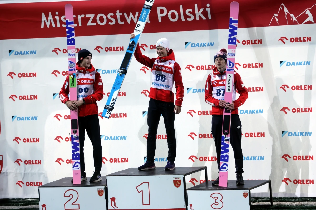 Klemens Joniak z LKS Poroniec Poronin wygrał w piątek w Zakopanem konkurs indywidualny letnich mistrzostw Polski w skokach narciarskich. Na Średniej Krokwi (K-95) wystartowało 88 zawodników, w tym gościnnie reprezentanci Austrii, Słowacji i Ukrainy.