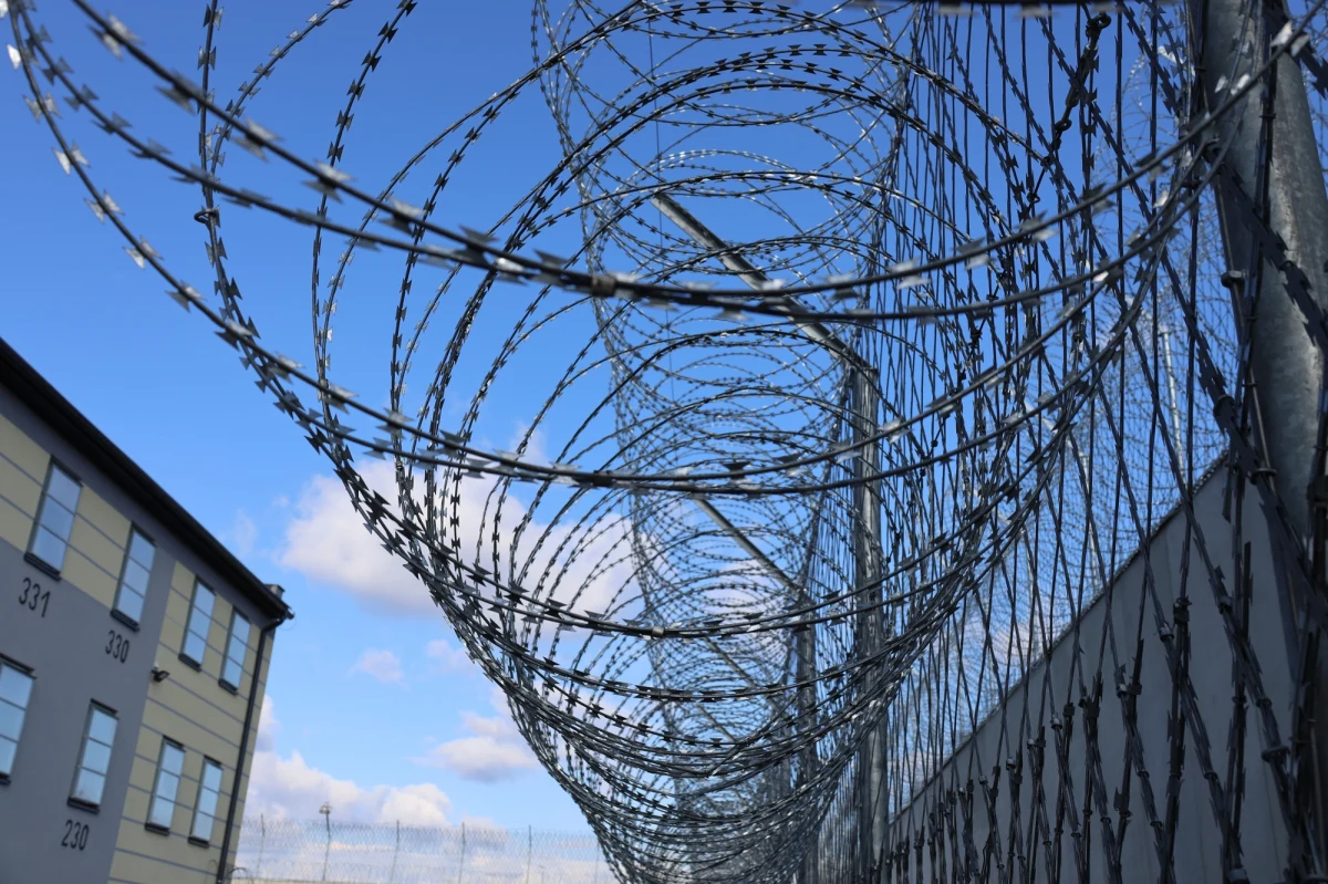 Dożywocie grozi 32-letniemu Piotrowi B., który odpowie za zabicie swoich rodziców. Sosnowiecka prokuratura okręgowa poinformowała w piątek, że przesłała do sądu akt oskarżenia i tym samym zakończyła śledztwo. Do makabrycznej zbrodni doszło w lutym tego roku przy ul. Wapiennej w Sosnowcu. Ofiary miały liczne rany cięte i kłute zadane nożem.