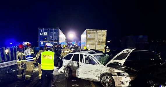 Ponad 20 samochodów zderzyło się na Południowej Obwodnicy Gdańska. Kilka pojazdów stanęło w płomieniach. Zginęły 4 osoby, są też ranni.