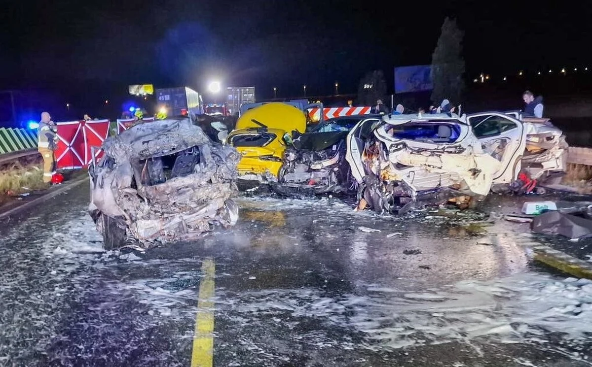 21 samochodów zderzyło się na Południowej Obwodnicy Gdańska. Kilka pojazdów stanęło w płomieniach. Zginęły 4 osoby, 12 trafiło do szpitali w Trójmieście. Wśród poszkodowanych są dzieci. Do policyjnego aresztu trafił kierowca ciężarówki.