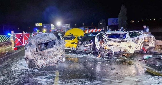 21 samochodów zderzyło się na Południowej Obwodnicy Gdańska. Kilka pojazdów stanęło w płomieniach. Zginęły 4 osoby, 12 trafiło do szpitali w Trójmieście. Wśród poszkodowanych są dzieci. Do policyjnego aresztu trafił kierowca ciężarówki.