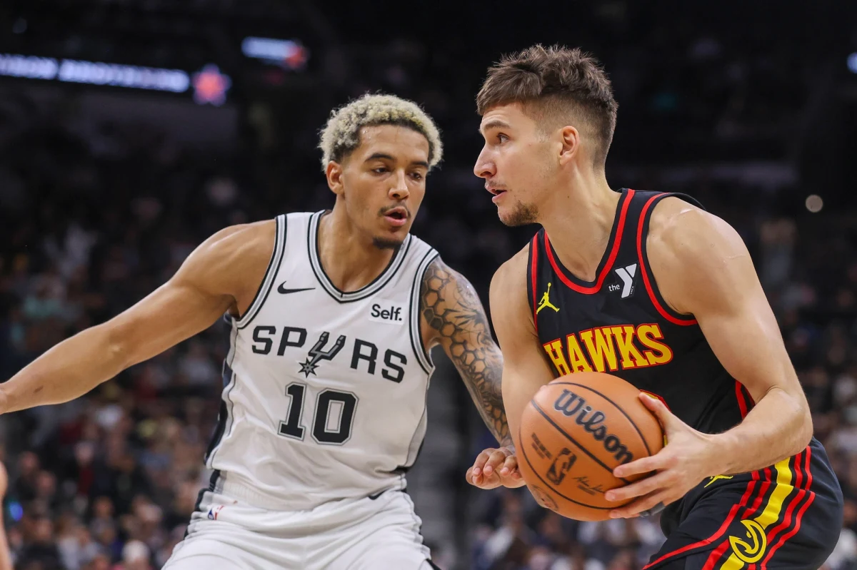 Występujący w lidze NBA klub San Antonio Spurs skorzystał z przysługującej mu opcji i przedłużył na dwa sezony kontrakt z Jeremym Sochanem. 21-letni polski koszykarz za najbliższe dwa lata gry zarobi 12,6 mln dolarów.