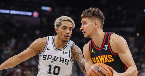 Występujący w lidze NBA klub San Antonio Spurs skorzystał z przysługującej mu opcji i przedłużył na dwa sezony kontrakt z Jeremym Sochanem. 21-letni polski koszykarz za najbliższe dwa lata gry zarobi 12,6 mln dolarów.