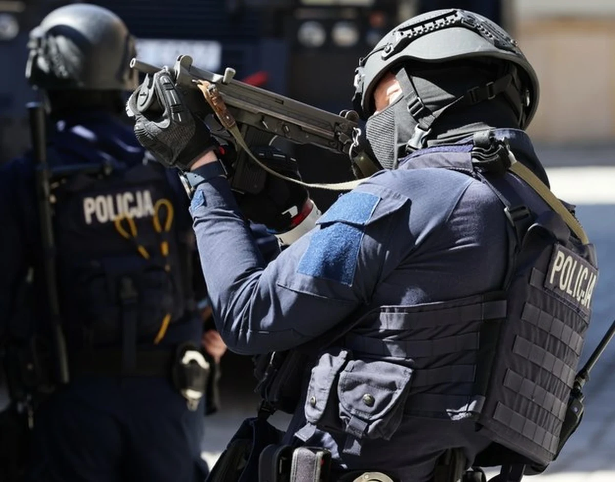 Ratownicy, żołnierze, policjanci, strażacy, antyterroryści, negocjatorzy i celnicy - wszystkie te służby mundurowe można spotkać w wielkopolskich Sulmierzycach. W sobotę rozpoczęły się manewry Akademii Ratowniczej SAREX-24.