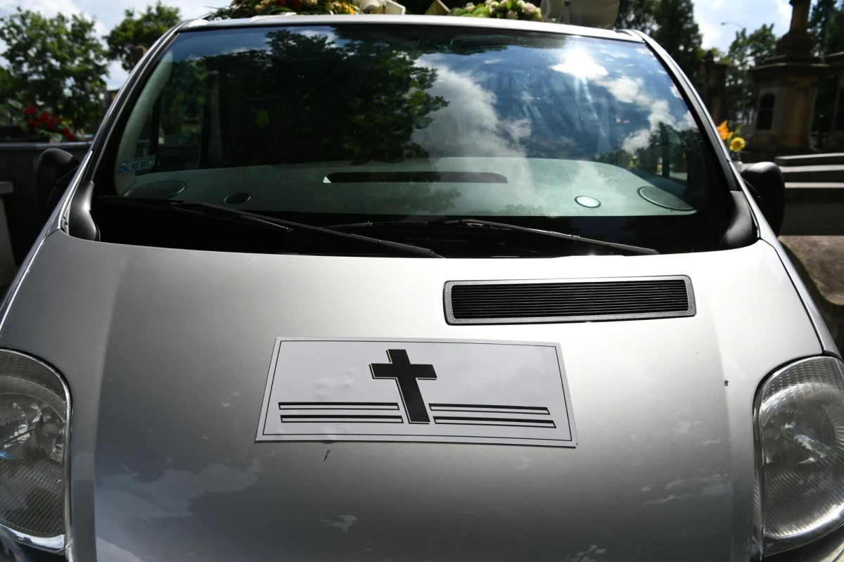 Zwłoki kobiety wypadły z karawanu jadącego jedną z ulic Stalowej Woli na Podkarpaciu. Zauważył je jeden ze zszokowanych mieszkańców. Jak się okazało, wszystkiemu winna jest awaria... tylnej klapy pogrzebowego auta. 