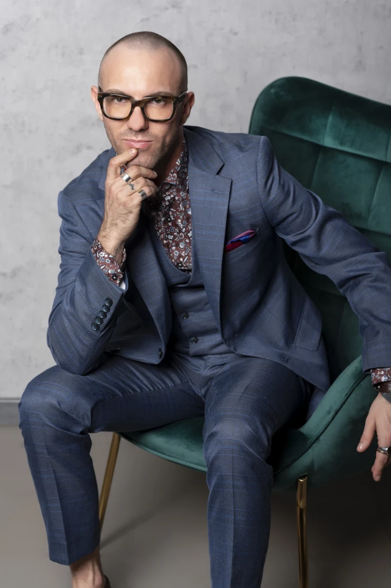 W świecie mody, co jest stare, staje się nowe, a przeszłość nieustannie inspiruje przyszłość. Młode pokolenie coraz chętniej sięga po ubrania z szaf swoich rodziców czy dziadków, nadając im nowe życie. Jak więc wykorzystać vintage w dzisiejszych czasach, nie tracąc przy tym na stylu i oryginalności?