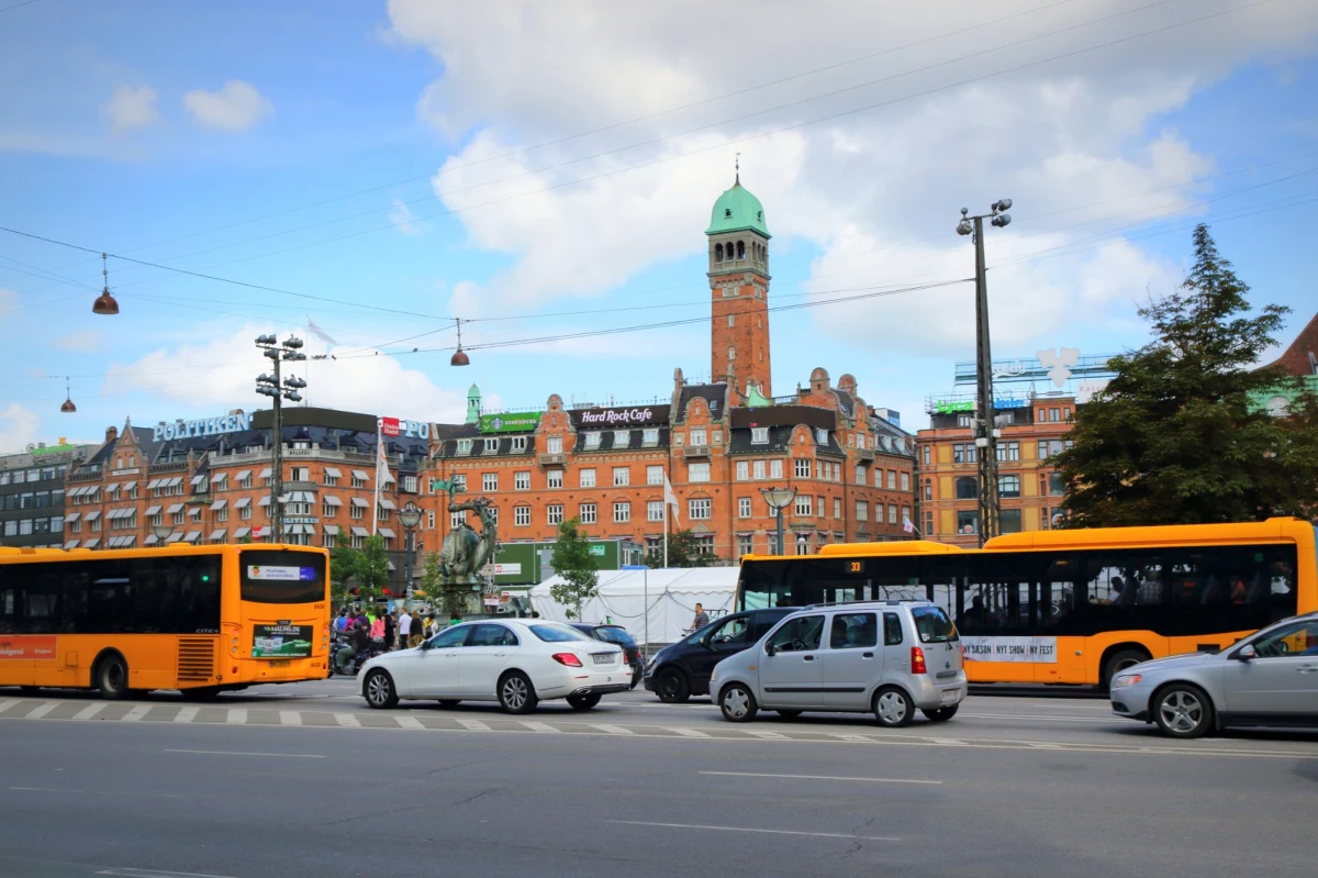 W Danii więcej niż co czwarty nietrzeźwy lub przekraczający prędkość kierowca jest obcokrajowcem. Polacy stanowią największą grupę narodowościową, której stawiane są tego rodzaju zarzuty - wynika ze statystyk duńskiej policji. Politycy w Kopenhadze chcą zaostrzyć przepisy.