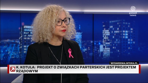 Adopcja czy uroczysty charakter zawierania rejestrowanych związków partnerskich - to główne elementy, z których musiała zrezygnować w projekcie ustawy minister ds. równości Katarzyna Kotula. Te kompromisy mają przekonać koalicjantów do jej przyjęcia. W piątek na stronie Rządowego Centrum Legislacji pojawił się projekt ustawy o rejestrowanych związkach partnerskich. Jego autorem jest minister ds. równości Katarzyna Kotula. Wiadomo, że jej rządowy koalicjant - PSL - przygotowuje własny projekt, który niebawem ma zostać zaprezentowany. Poinformowała o tym w rozmowie z Marcinem Fijołkiem wiceprzewodnicząca ludowców Urszula Pasławska - Ja tej ustawy nie widziałam, jej nie ma. Jak ją zobaczę, to będę się mogła do niej odnieść - mówiła Kotula. Dodała, że na przełomie maja i czerwca wysłała PSL-owi wersję swojego projektu, w której zaznaczyła punkty, gdzie "może zrobić krok do tyłu". Marek Sawicki z PSL zaznaczył w jednej z wypowiedzi, że to nie jest propozycja całego rządu, tylko projekt Katarzyny Kotuli. - Projekt był wpisany do wykazu prac Rady Ministrów i to jest oficjalna informacja, i jest projektem rządowy, bo "wisi" na Rządowym Centrum Legislacji - przekonywała minister ds. równości.