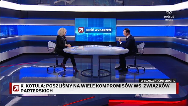 Adopcja czy uroczysty charakter zawierania rejestrowanych związków partnerskich - to główne elementy, z których musiała zrezygnować w projekcie ustawy minister ds. równości Katarzyna Kotula. Te kompromisy mają przekonać koalicjantów do jej przyjęcia. W piątek na stronie Rządowego Centrum Legislacji pojawił się projekt ustawy o rejestrowanych związkach partnerskich. Jego autorem jest minister ds. równości Katarzyna Kotula. Pytana o kompromisy, na jakie poszła Lewica wskazała na kwestię adopcji. - Ponieważ był duży sprzeciw w przypadku przysposobienia, nawet nie zewnętrznego, tylko dla partnerów i partnerek, którzy razem wychowują dzieci - zrezygnowaliśmy z tego - powiedziała. Kotula powiedziała, że w projekcie musiała zrezygnować też z "uroczystości". - Jak to będzie wyglądało? Dwie osoby udają się do urzędu stanu cywilnego i składają oświadczenie woli, że chcą zawrzeć rejestrowany związek partnerski - opisywała. Minister ds. równości ubolewała, że jest to sprawa "techniczna". - To sucha procedura pozbawiona magicznego momentu szczęścia – oceniła. W projekcie nie ma mowy o adopcji, pojawia się za to pojęcie pieczy. - Ona w większości będzie dotyczyła par hetero, ale jest przeznaczona też dla par jednopłciowych - mówiła. Podała przykład kobiety, która z dziećmi odchodzi od męża do innego mężczyzny. - On pomaga, wspiera ją finansowo, tworzy wieź z tymi dziećmi, to chcielibyśmy, żeby mógł podejmować decyzje w zakresie spraw dotyczących edukacji czy zdrowia - mówiła i dodała, że "w takim przypadku musi być zgoda drugiego rodzica biologicznego".