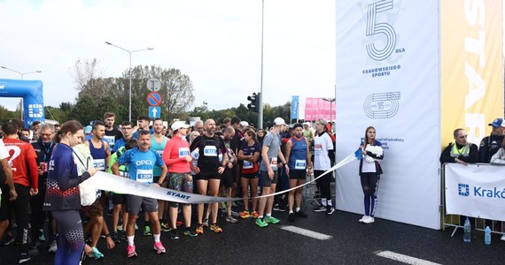 10 753 osób - dokładnie tylu miłośników biegania wzięło udział w jubileuszowej edycji Cracovia Półmaratonu Królewskiego. "To rekordowa frekwencja" - zapewniają organizatorzy. Zwycięzcą sportowych zmagań został Denis Chichir z czasem 1:01:33, a zwyciężczynią - Glorius Jepkirui, która osiągnęła czas 1:11:16. 