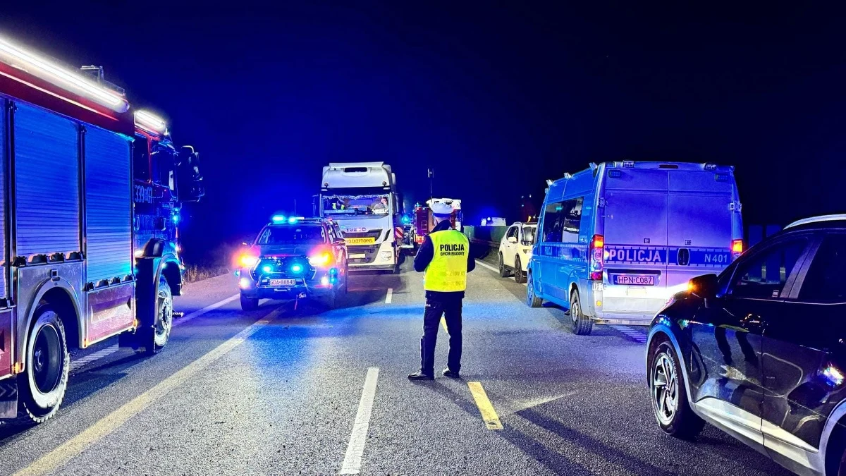 Dwie spośród czterech osób, które zginęły w piątkowym karambolu na trasie S7 w okolicach Gdańska, to dzieci. Jedno z nich miało 7, a drugie 10 lat. Taką informację przekazała prokuratura w Gdańsku. 37-letni kierowca, który jest sprawcą wypadku, wszedł do budynku prokuratury, gdzie ma zostać przesłuchany.