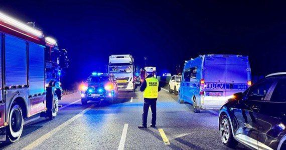 Dwie spośród czterech osób, które zginęły w piątkowym karambolu na trasie S7 w okolicach Gdańska, to dzieci. Jedno z nich miało 7, a drugie 10 lat. Taką informację przekazała prokuratura w Gdańsku. 37-letni kierowca, który jest sprawcą wypadku, wszedł do budynku prokuratury, gdzie ma zostać przesłuchany.